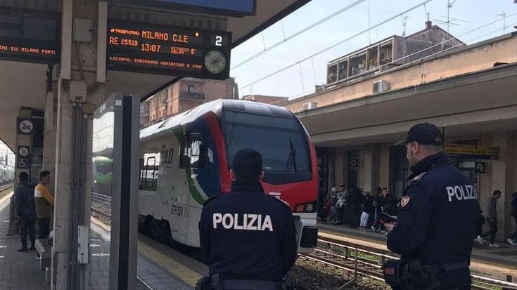 Rapine su treni tra Milano e Lecco: due arrestati grazie a un tatuaggio e ai selfie con la refurtiva