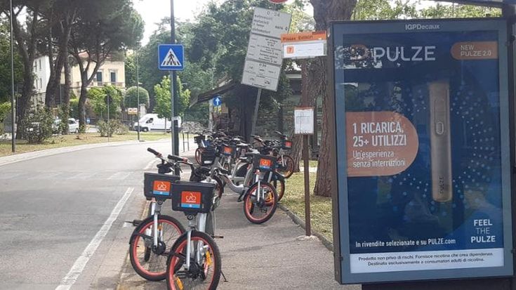 Il bike sharing sotto accusa: “Uno su cinque sui marciapiedi”