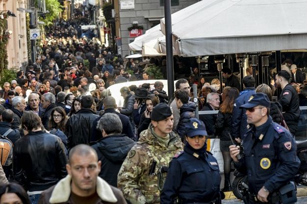 Baretti a Chiaia: il brindisi in strada per Natale "sotto stretta sorveglianza"