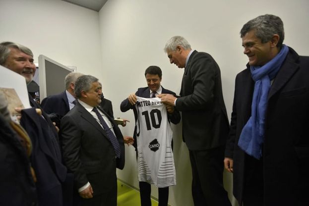 Bologna, la maglia della Virtus al premier Renzi 
