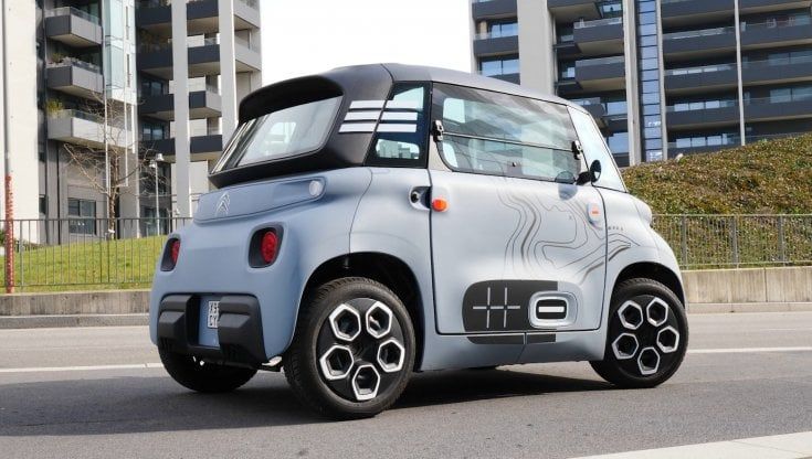 #Ontheroad Citroen Ami, la microcar elettrica da 20 euro al mese e il design sostenibile di Matteo Ragni