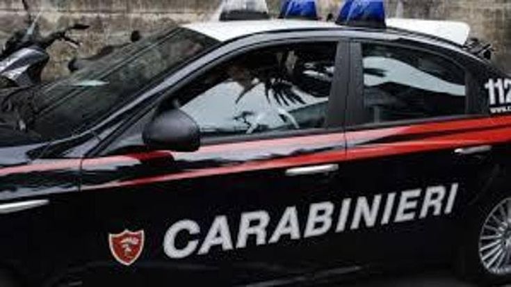 Follie su un’auto a Pavia, alla guida c’è un tredicenne