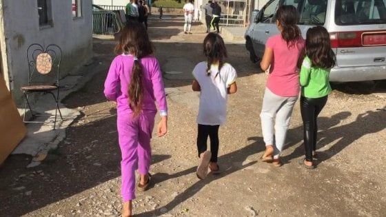 Foggia, lo scuolabus c'è per tutti, tranne che per i bimbi del campo Rom: "Partirà entro fine novembre"