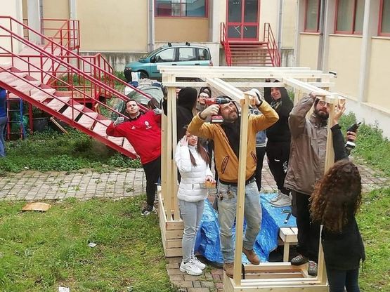 Bari, gli studenti della scuola Calamandrei trasformano la discarica di pc in giardino