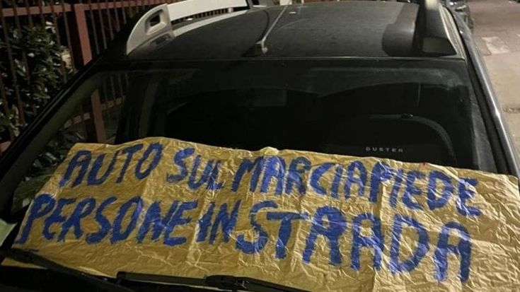Sosta selvaggia a Milano, la mappa delle strade con più auto in divieto: la maglia nera al Municipio 3