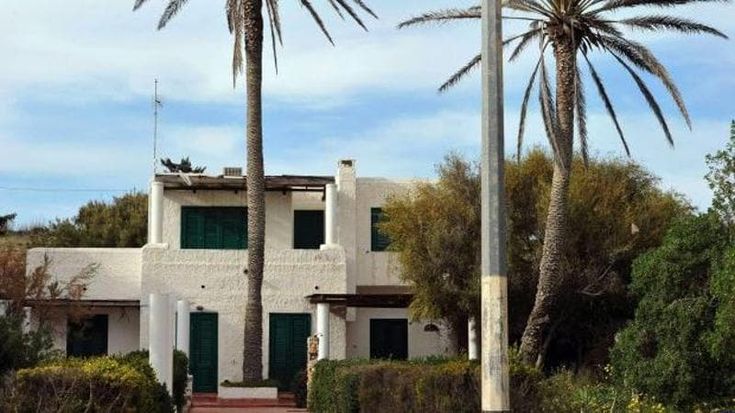 I figli di Berlusconi vendono la villa del padre a Lampedusa
