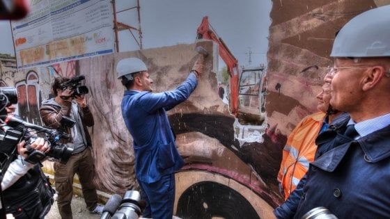 Bari, abbattuto il muro dell'ex caserma Rossani. Decaro: "Il prossimo anno qui ci sarà un parco"