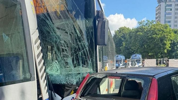 Torino, scontro tra due bus Gtt e un’auto in piazza Solferino: quattro feriti