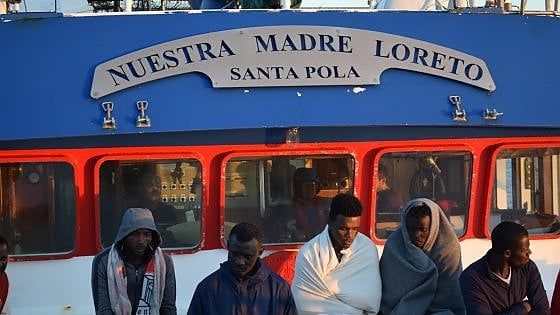 Bloccati in mare da più di una settimana, l'odissea di 12 migranti allo stremo