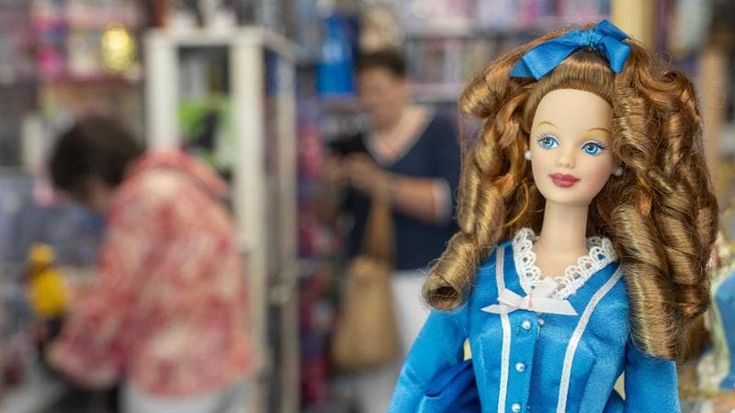 Una deputata russa chiede la messa al bando di Barbie e Mattel: "Promuove l'agenda Lgbt"