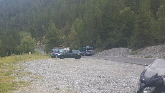 In marcia coi migranti che valicano le Alpi aiutati dai preti passeur