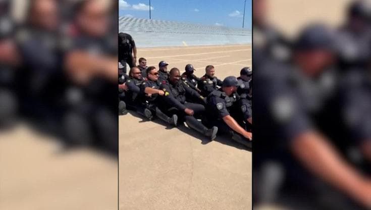 Mondiali: a Dallas anche i poliziotti "vogano" per salutare l'arrivo della Norvegia