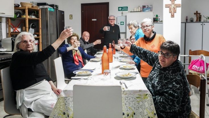 Un aiuto in casa, due chiacchiere, una carezza: a Pavia funziona il condominio delle badanti condivise