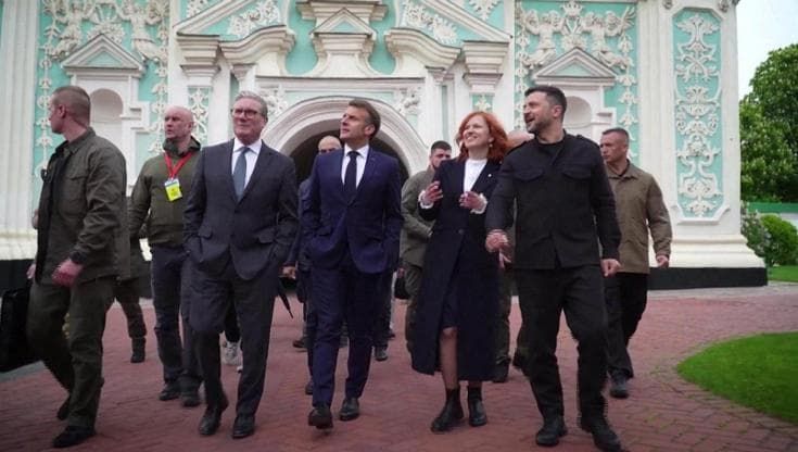 Macron, Starmer e Zelensky passeggiano a Kiev tra visite ai monumenti e omaggio ai caduti