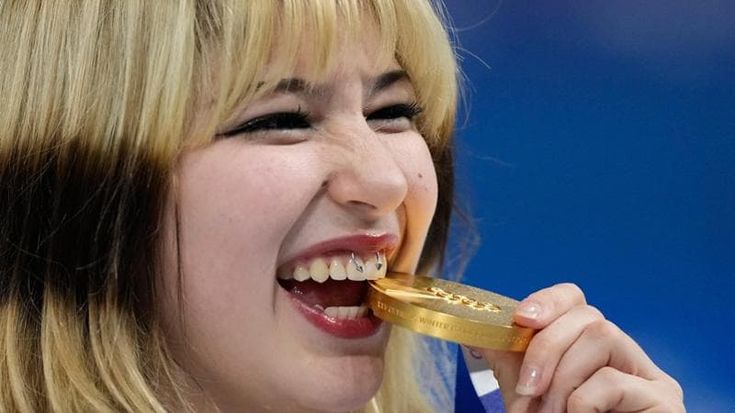 Alysa Liu balla da sola. Sui pattini l’oro della libertà: “Adesso nessuno mi dice cosa fare”
