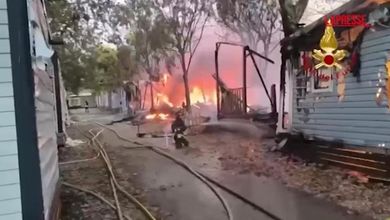 Verona, incendio in un campeggio a Peschiera del Garda: vigili del fuoco al lavoro