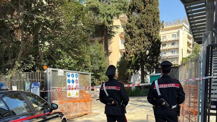 Roma, donna trovata morta al liceo Vivona: era in pigiama, chiusa la scuola all’Eur