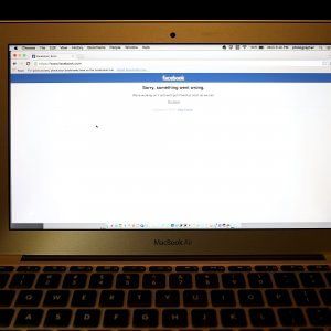 Facebook, terzo "down" in un mese