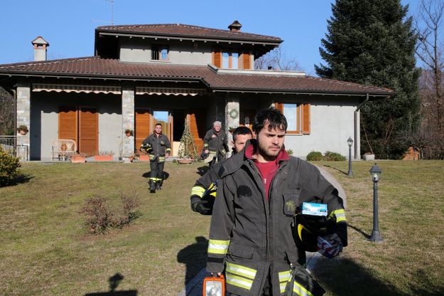 Varese, prepara i botti di Capodanno in casa: 22enne rischia la vita