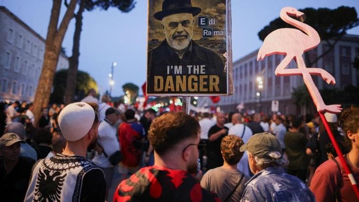 Albania, fenicotteri e malaffare. Vasco e il rock, facciamo finta
