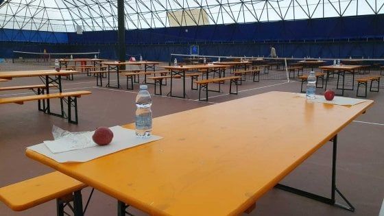 Coronavirus, il centro sportivo Saini di Milano diventa ricovero per i senzatetto: così si riduce il rischio contagi