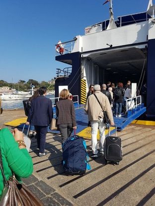 All’imbarco col biglietto sul traghetto di linea: il viaggio senza privilegi della ministra Lorenzin