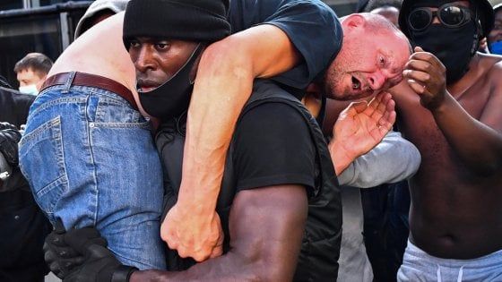 Il manifestante anti-razzismo che aiuta l'estremista di destra: l'immagine simbolo delle proteste di Londra