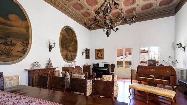 Da Carlo V a Umberto Eco: la lunga storia del palazzo in via Marsala ora b&b a cinque stelle