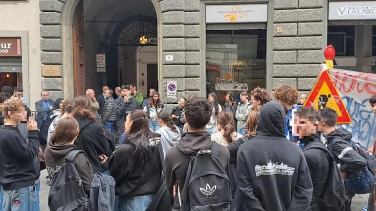 Gli studenti del Machiavelli-Capponi in marcia alla Città Metropolitana: "Intonaci caduti, verifiche subito o scioperiamo"