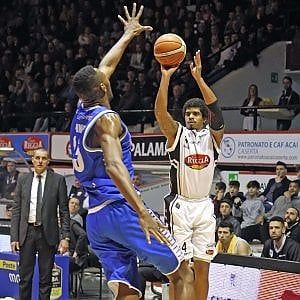 Basket, l'addio al veleno tra Sosa e Caserta: ''Non mi hanno pagato''. La società: ''Tutto falso''