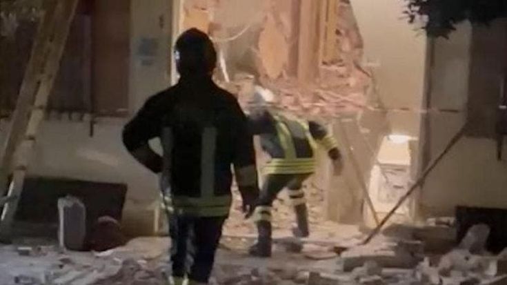 Esplosione nella notte a Ostia, bomba carta distrugge l’androne di un palazzo: due feriti