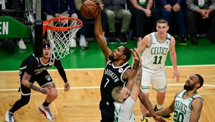 Basket Nba, playoff: Phoenix batte i Lakers, Brooklyn allunga su Boston