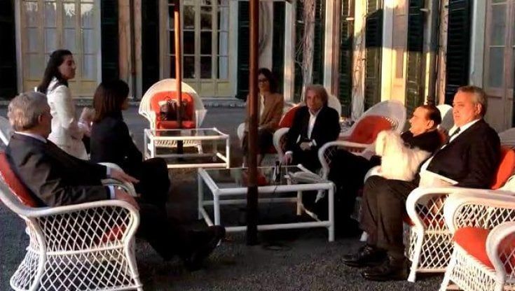 Fi, il vertice ad Arcore. Berlusconi: "Preoccupati per Ucraina". E sul governo: "Noi leali, ma proposte migliorative"