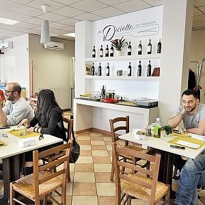 Gli italiani non rinunciano a shopping e ristoranti