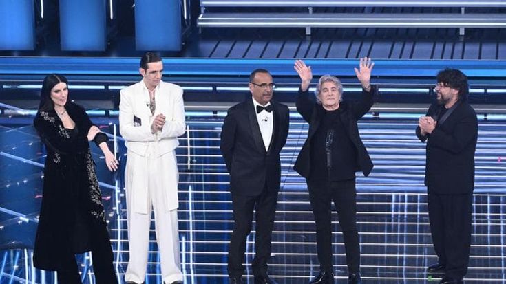 Fausto Leali torna a Sanremo: per lui il premio alla carriera e una standing ovation