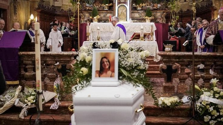 L’ultimo saluto a Zoe: nastri rossi e la preghiera della mamma: “Aiutami a non sentire solo rabbia”