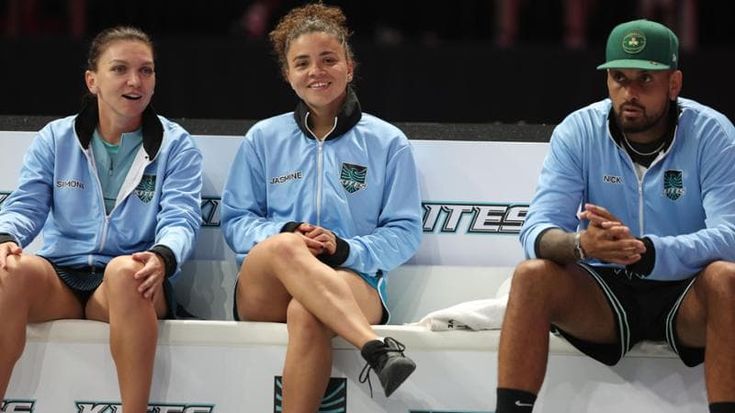 Kyrgios attacca ancora Sinner, poi gioca in doppio con Paolini prima di essere battuto da Rublev