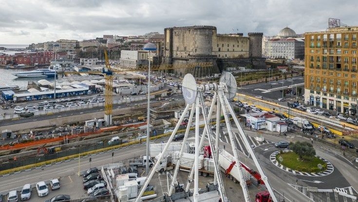 Ruota panoramica nel porto di Napoli, già montati base e bracci ma c'è il rischio stop