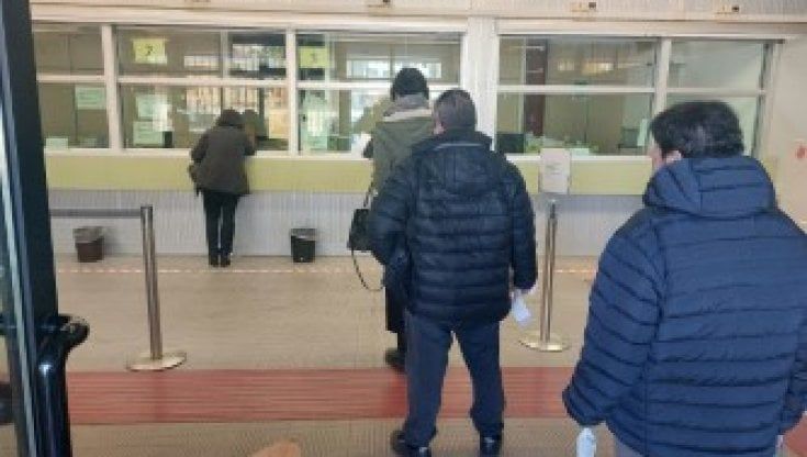 Via Geminiani, in fila all'unico sportello postale per ritirare la multa