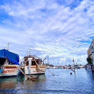 Ischia, l’acqua alta al porto è un problema: “Chiederemo i danni”