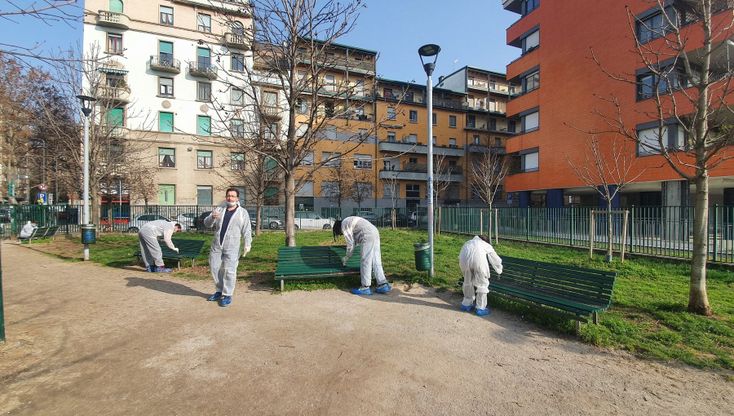 Milano, cittadini-volontari al lavoro per ripulire il parchetto Oreste Del Buono dalle scritte vandaliche