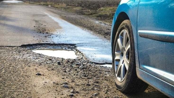 Bari, le strade provinciali sono un colabrodo ma spendere i fondi è un'impresa: utilizzabili solo 28 milioni di euro su 122 disponibili