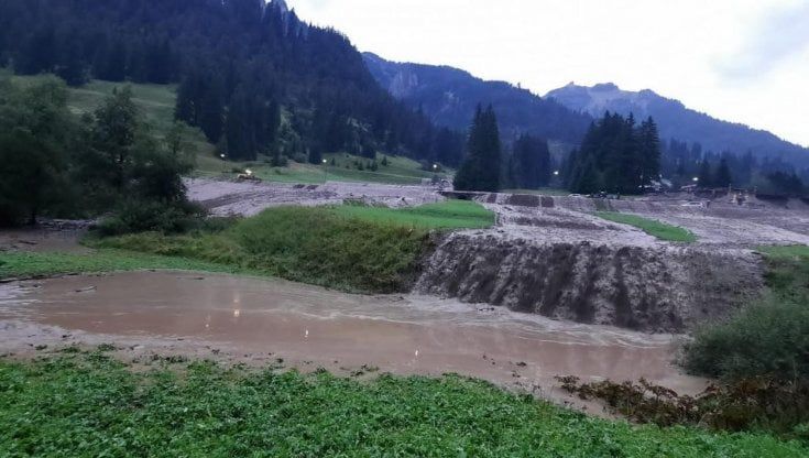 Previsioni meteo, Italia divisa in due: maltempo al Nord, al Centro-Sud caldo e afa. Ma ancora per poco. Allerta gialla in 7 regioni
