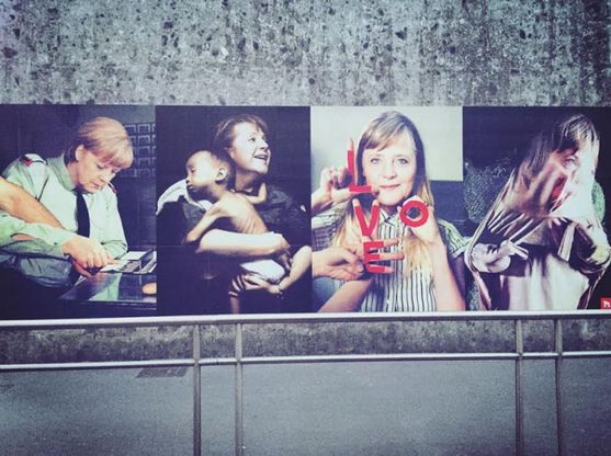 Profughi, schedarli o salvarli: lo street artist interroga la cancelliera Merkel