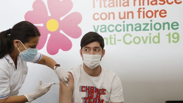 Vaccini agli under 16, falsa partenza: soltanto 6mila iscritti