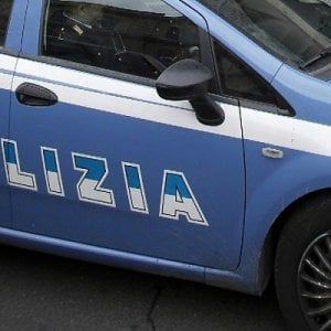 Firenze, disarcionato dalla bici e buttato in un cassonetto