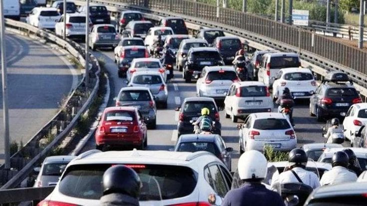 Rc auto, allarme rincari: per 1,5 milioni di automobilisti la polizza potrebbe raddoppiare nel 2026