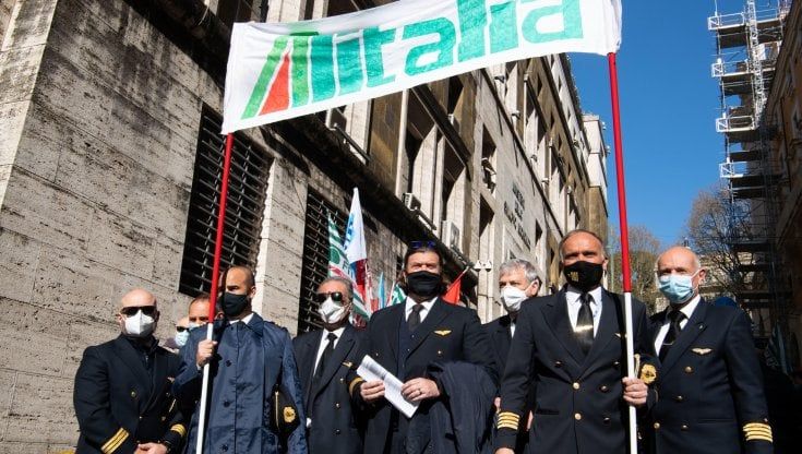 Alitalia, trattativa a oltranza con l'Ue. Stipendi non pagati, mobilitazione dei dipendenti