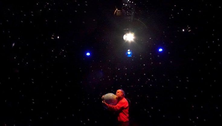 Al Teatro al Parco di Parma debutta Sasso di Allegri e Bercini, la forza degli oggetti prende la scena