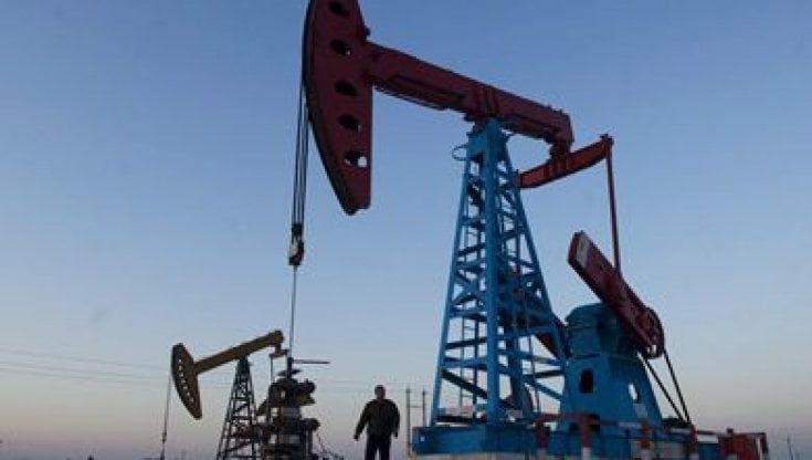 Petrolio, prezzi in picchiata per il crollo degli acquisti in Cina e record di vendite della Russia